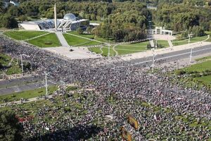 В протестах в центре Минска уже принимают участие десятки тысяч человек