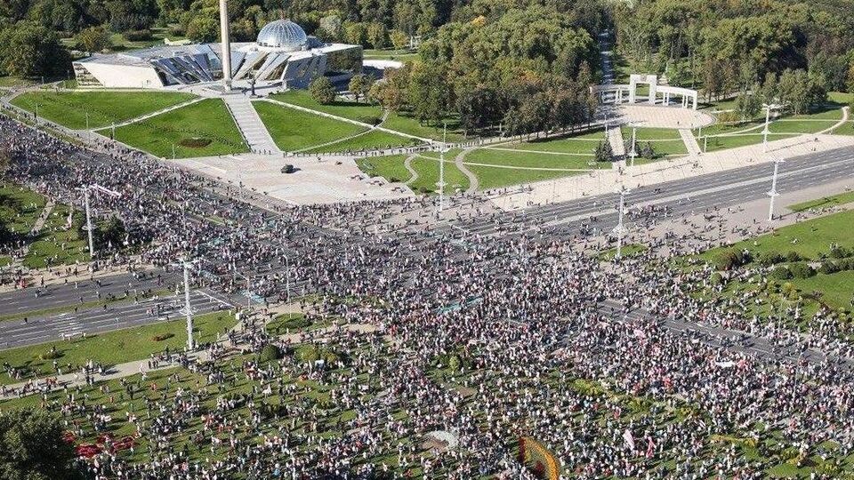 У протестах у центрі Мінська вже беруть участь десятки тисяч людей