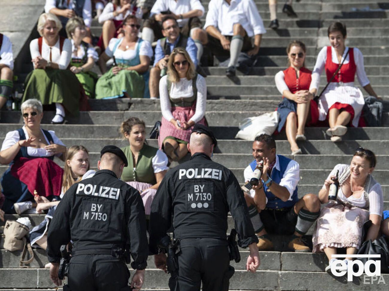 Несмотря на отмену праздника, жители Мюнхена в традиционных костюмах пришли на Терезиенвизе