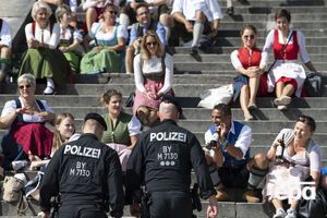 Несмотря на отмену праздника, жители Мюнхена в традиционных костюмах пришли на Терезиенвизе