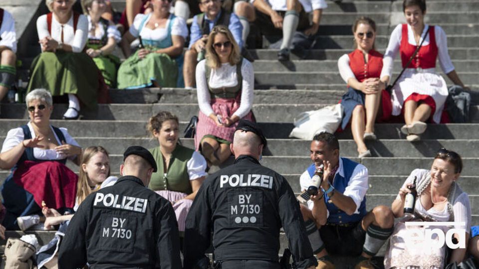 Незважаючи на скасування свята, жителі Мюнхена в традиційних костюмах прийшли на Терезієнвізе