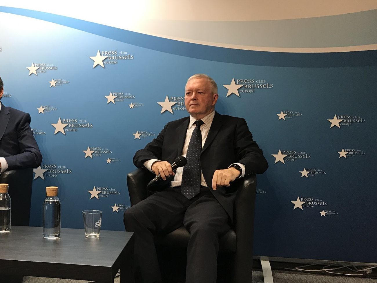 Кемерон назвав підозри на свою адресу "сміхотворними"