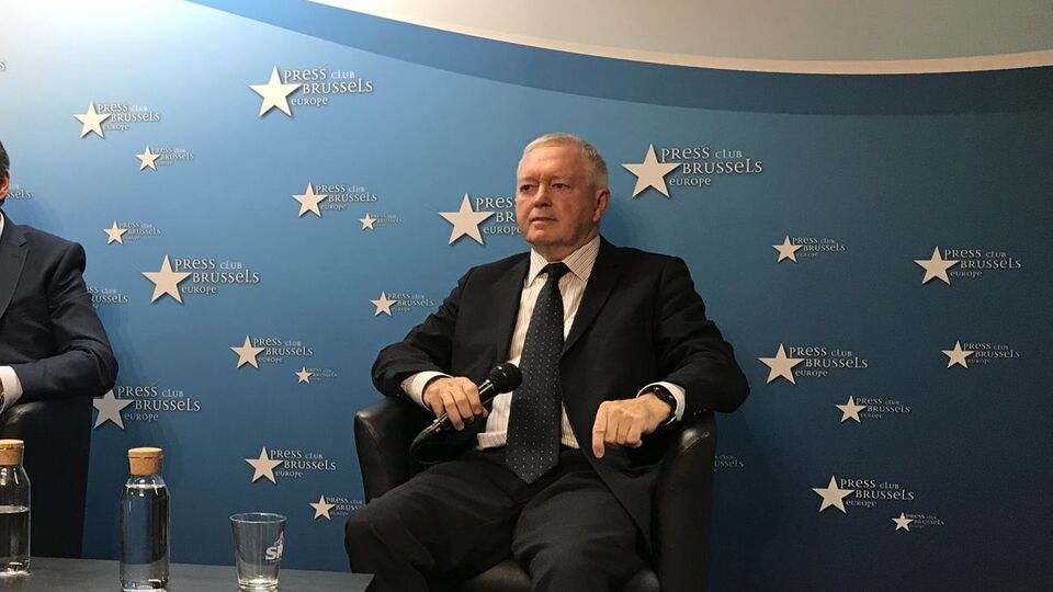 Кемерон назвав підозри на свою адресу "сміхотворними"