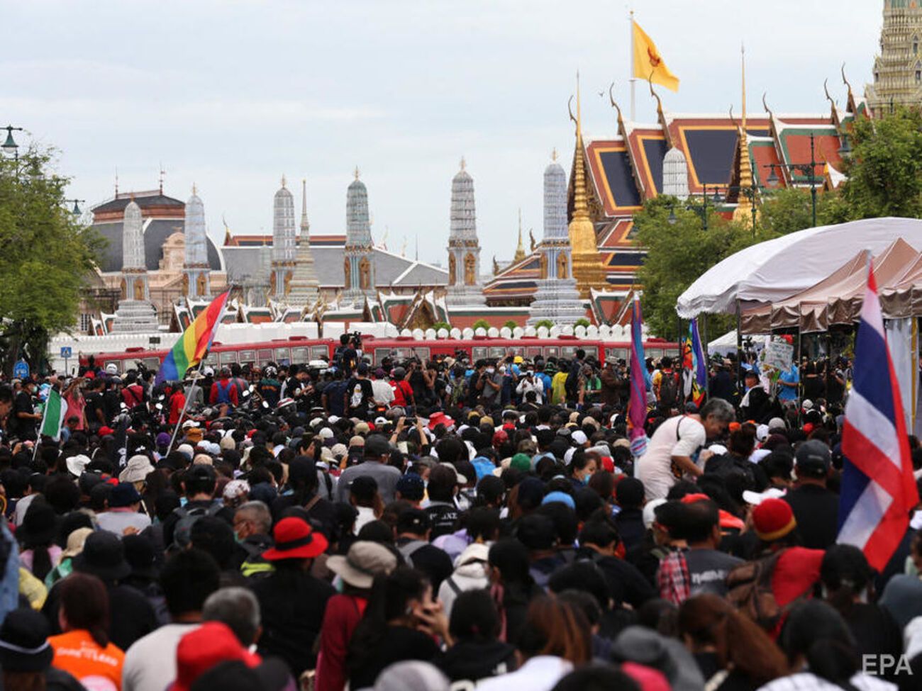 В Бангкоке демонстранты сутки стояли перед королевским дворцом. Фоторепортаж
