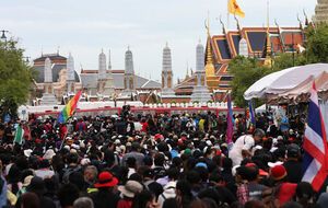 В Бангкоке демонстранты сутки стояли перед королевским дворцом. Фоторепортаж
