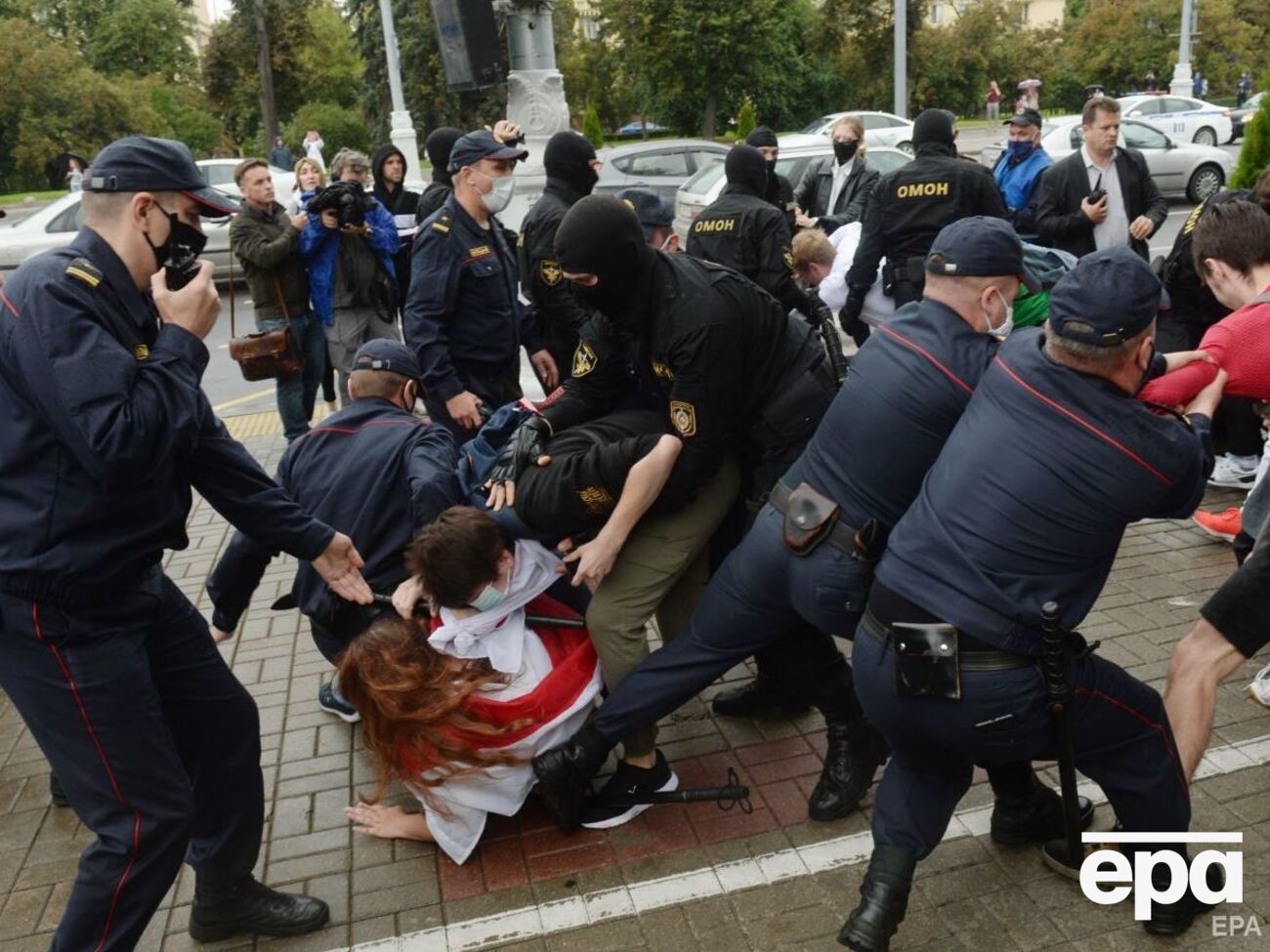 Белорусский ОМОН применяет силу против демонстрантов
