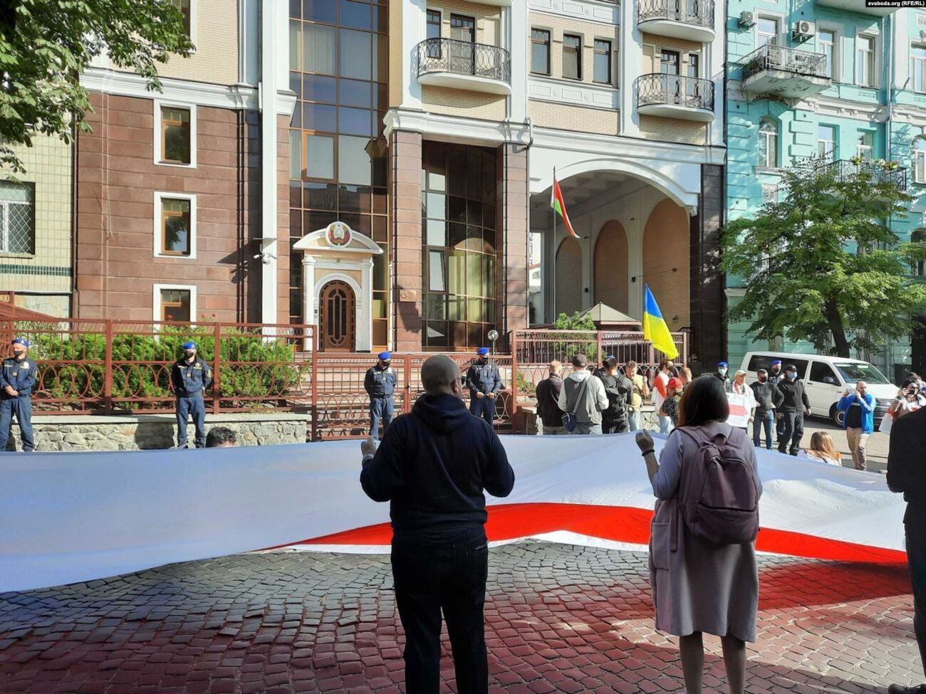 Участники марша провели пикет у белорусского посольства