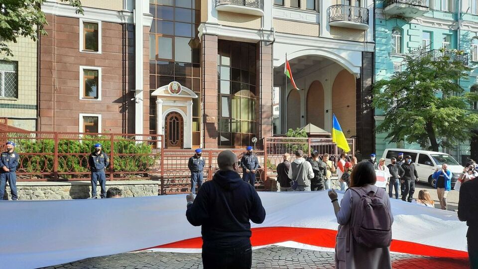 Учасники маршу провели пікет біля білоруського посольства