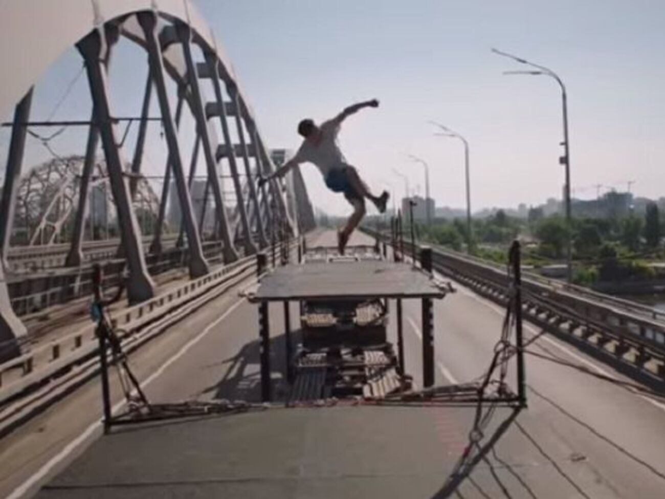 Тимофеев установил национальный рекорд Украины, сделав сальто между двумя движущимися грузовиками