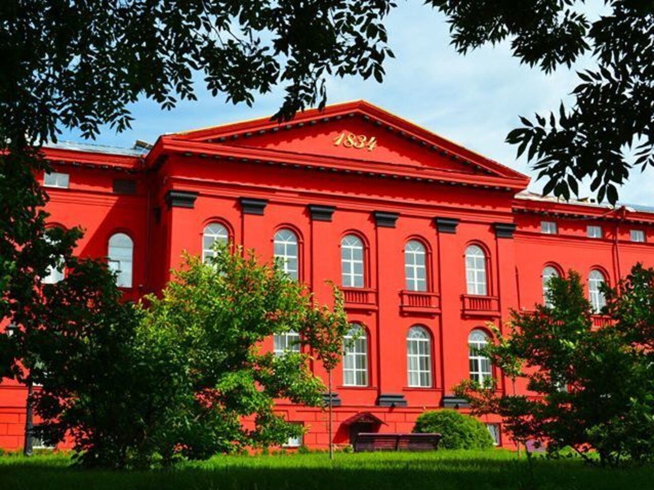 Партія "Слуга народу" провела в червоному корпусі КНУ передвиборчий захід, студенти назвали його незаконним