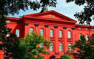 Партія "Слуга народу" провела в червоному корпусі КНУ передвиборчий захід, студенти назвали його незаконним