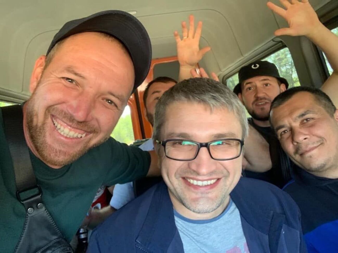 Мемедемінов (у центрі) відбув весь термін ув'язнення в російській колонії нібито за публічні заклики до терористичної діяльності