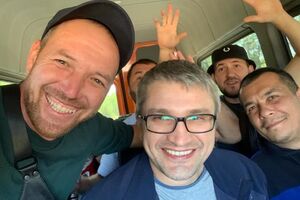 Мемедемінов (у центрі) відбув весь термін ув'язнення в російській колонії нібито за публічні заклики до терористичної діяльності