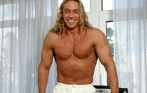 Тарзан: У вас, господа организаторы всей этой грязной пены, нет задержки? Может быть, это обсудим на всю страну?