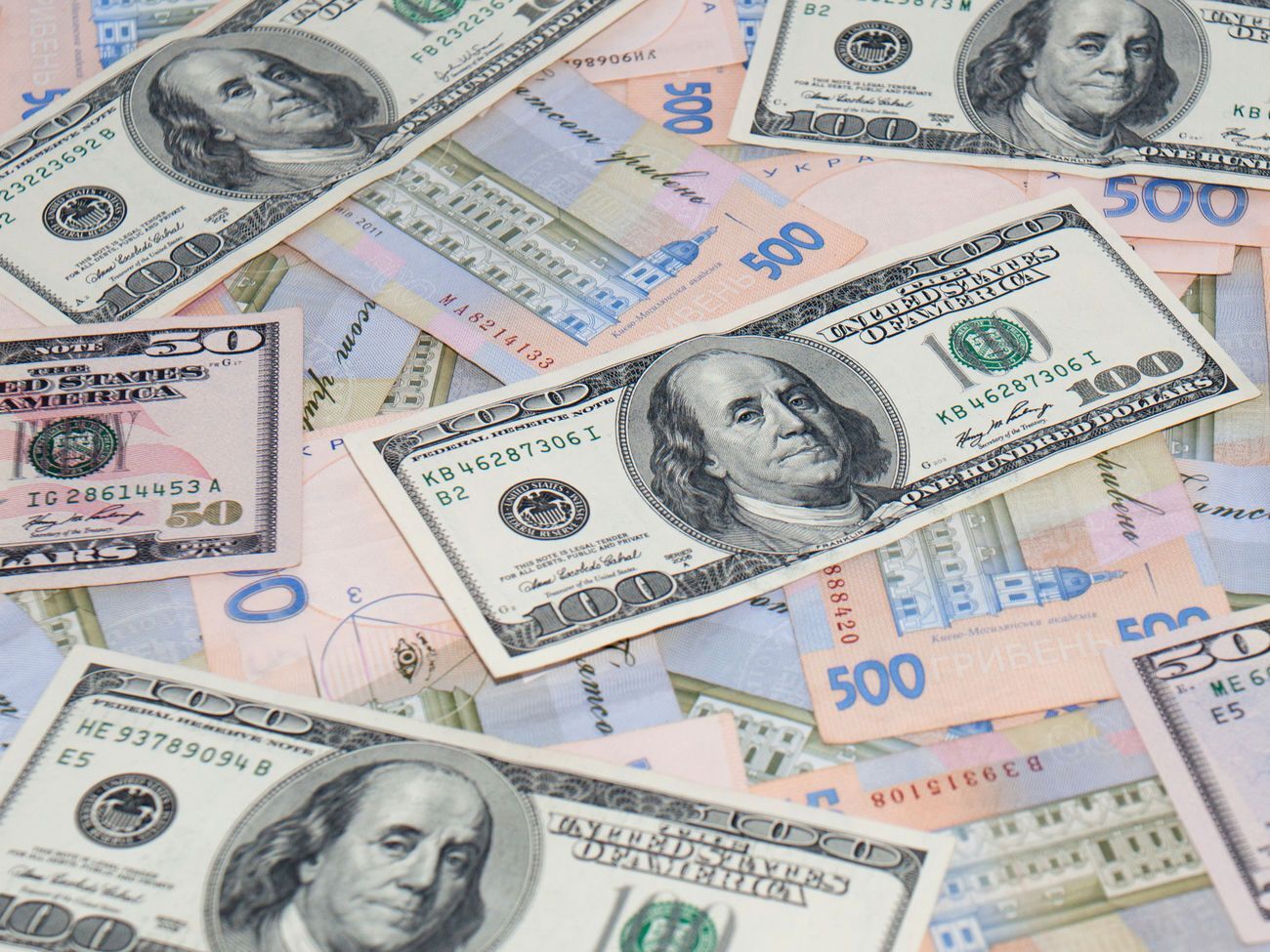 По сведениям журналистов-расследователей, через Украину прошло 489 подозрительных транзакций на общую сумму $470 млн