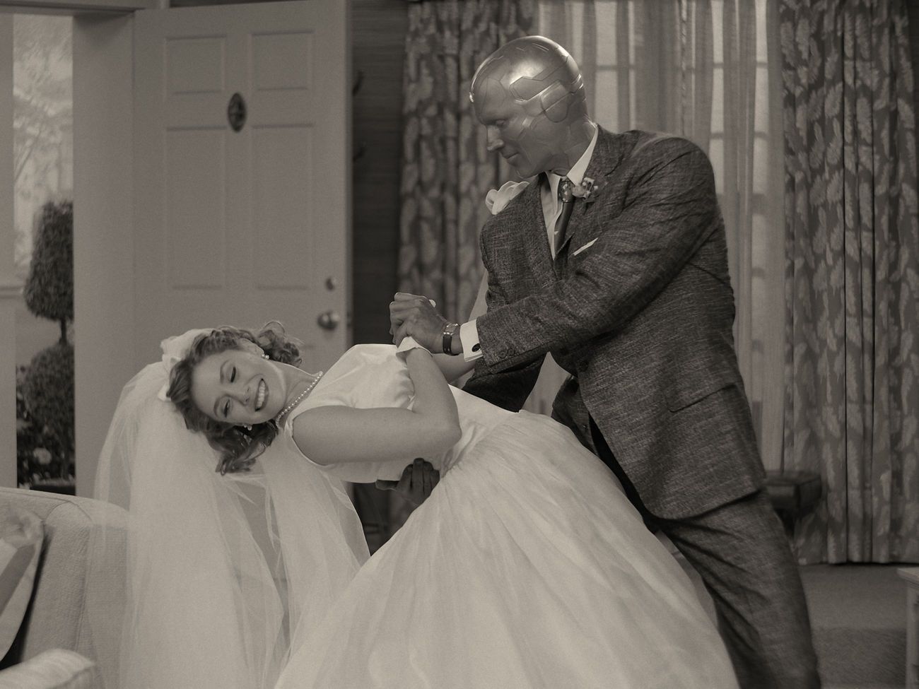 Главные персонажи – супергерои комиксов Marvel Алая Ведьма и Вижен