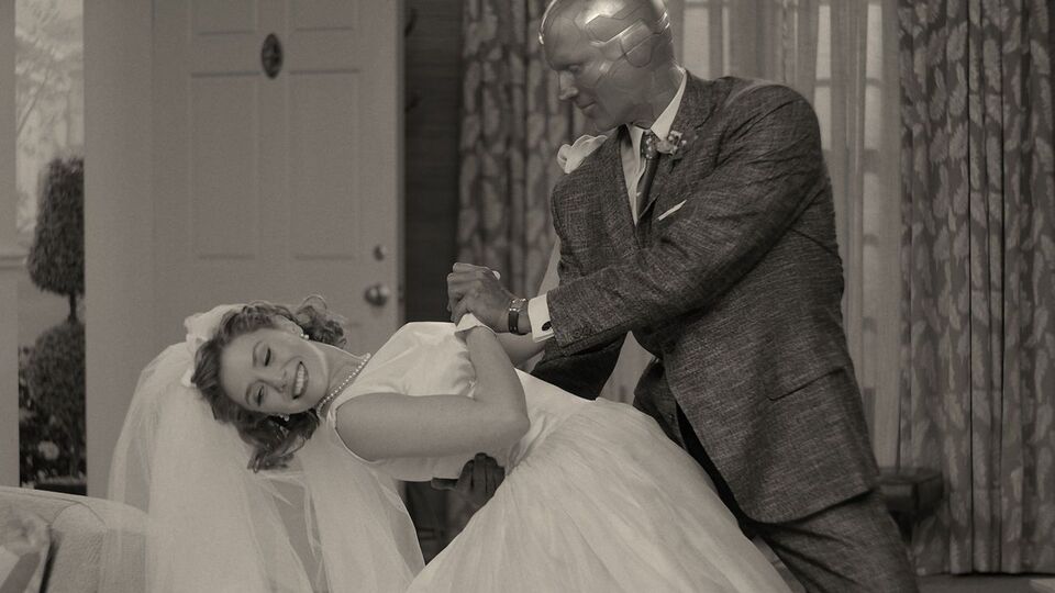 Главные персонажи – супергерои комиксов Marvel Алая Ведьма и Вижен