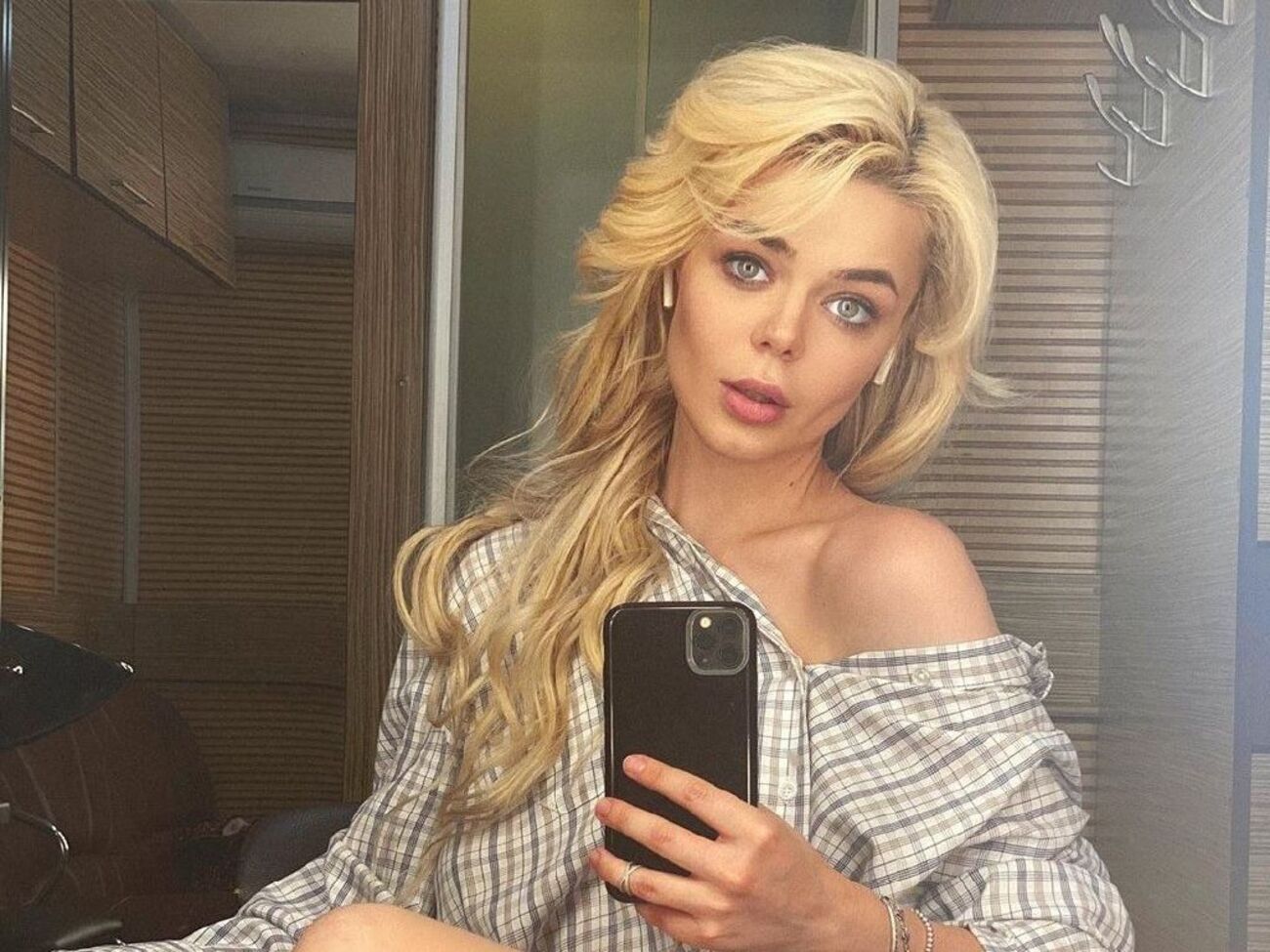 Grosu народилася в Чернівцях