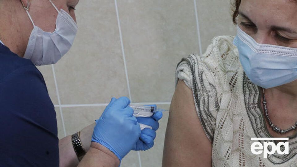 Сейчас в РФ проводят клинические испытания двух вакцин от коронавируса