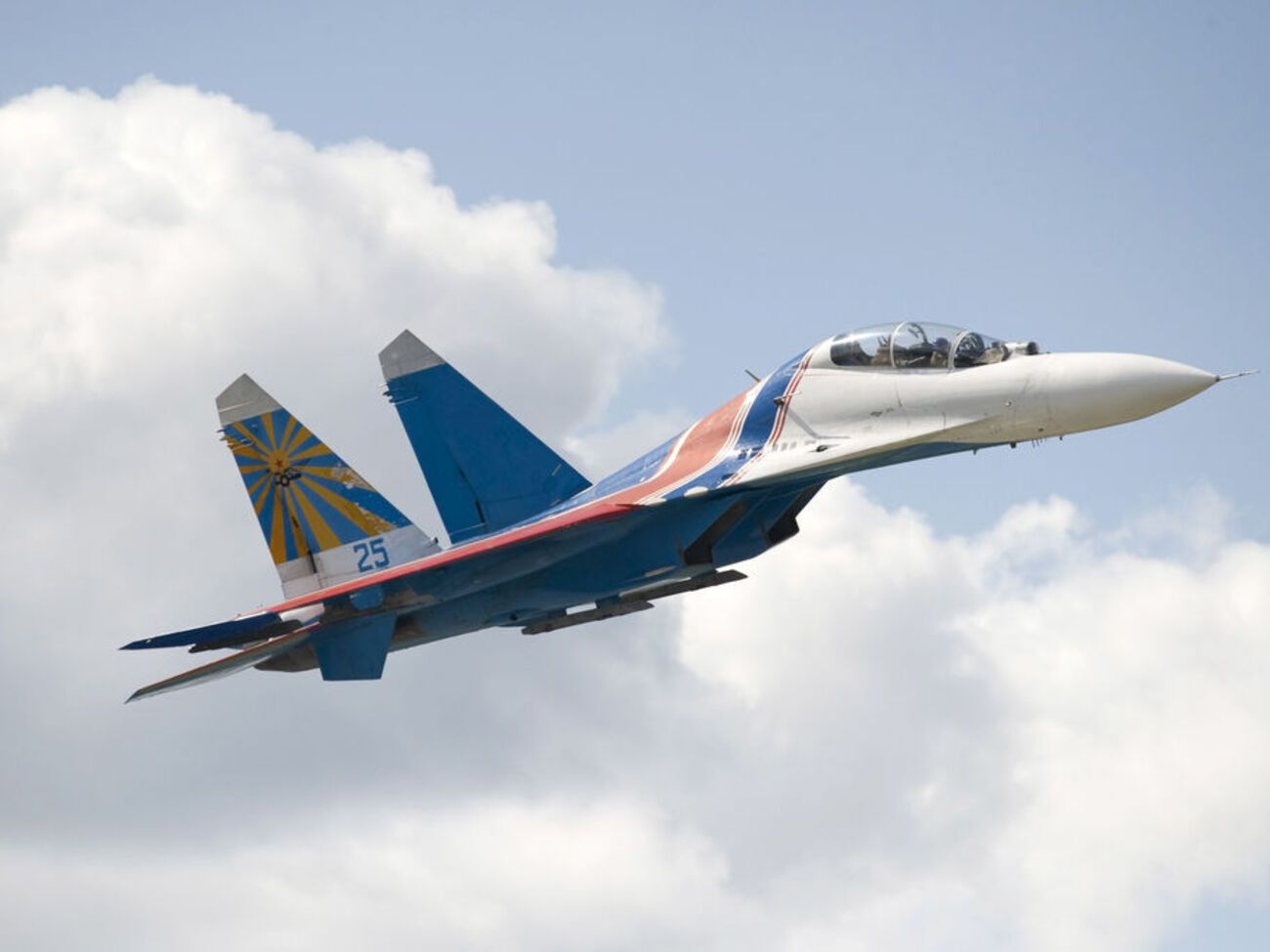 Винищувач упав у лісовій місцевості, руйнувань і жертв на землі немає