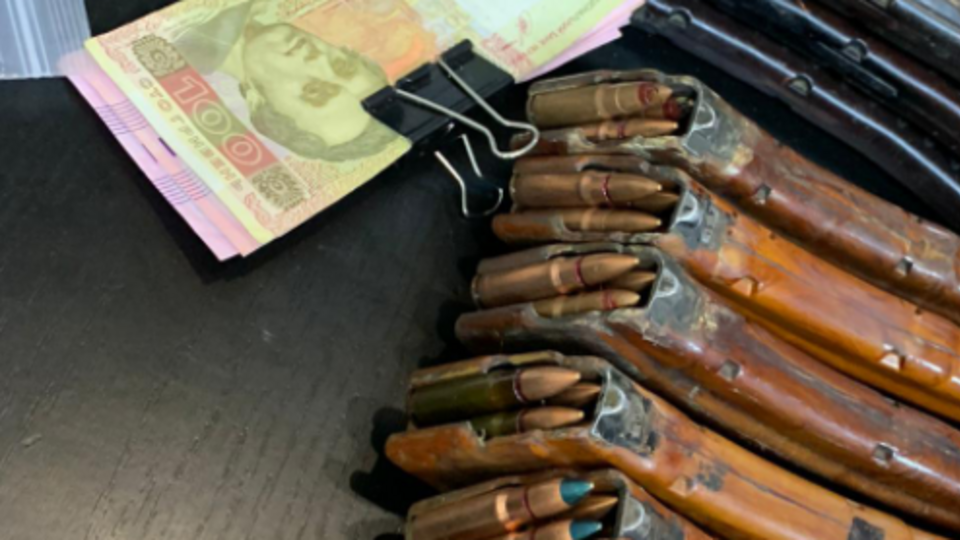 Поліцейського підозрюють у незаконному придбанні та зберіганні боєприпасів