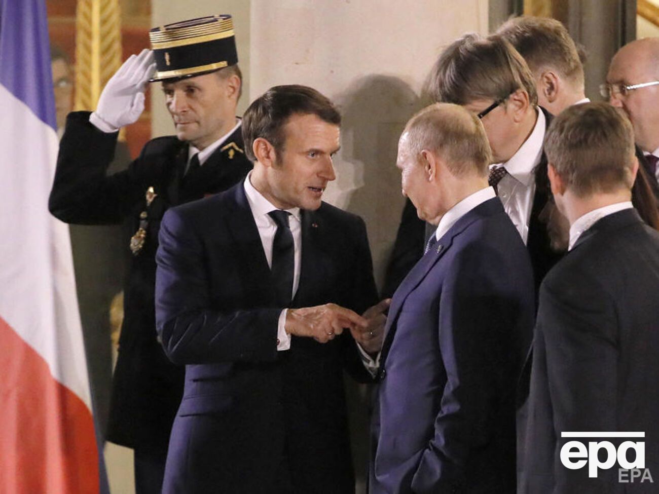 За даними ЗМІ, Путін у бесіді з Макроном назвав Навального "баламутом"