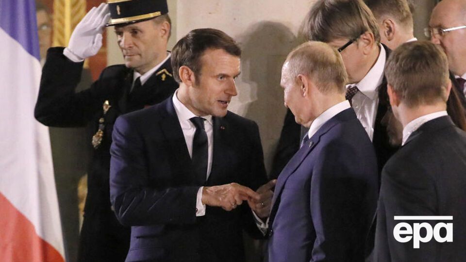 За даними ЗМІ, Путін у бесіді з Макроном назвав Навального "баламутом"