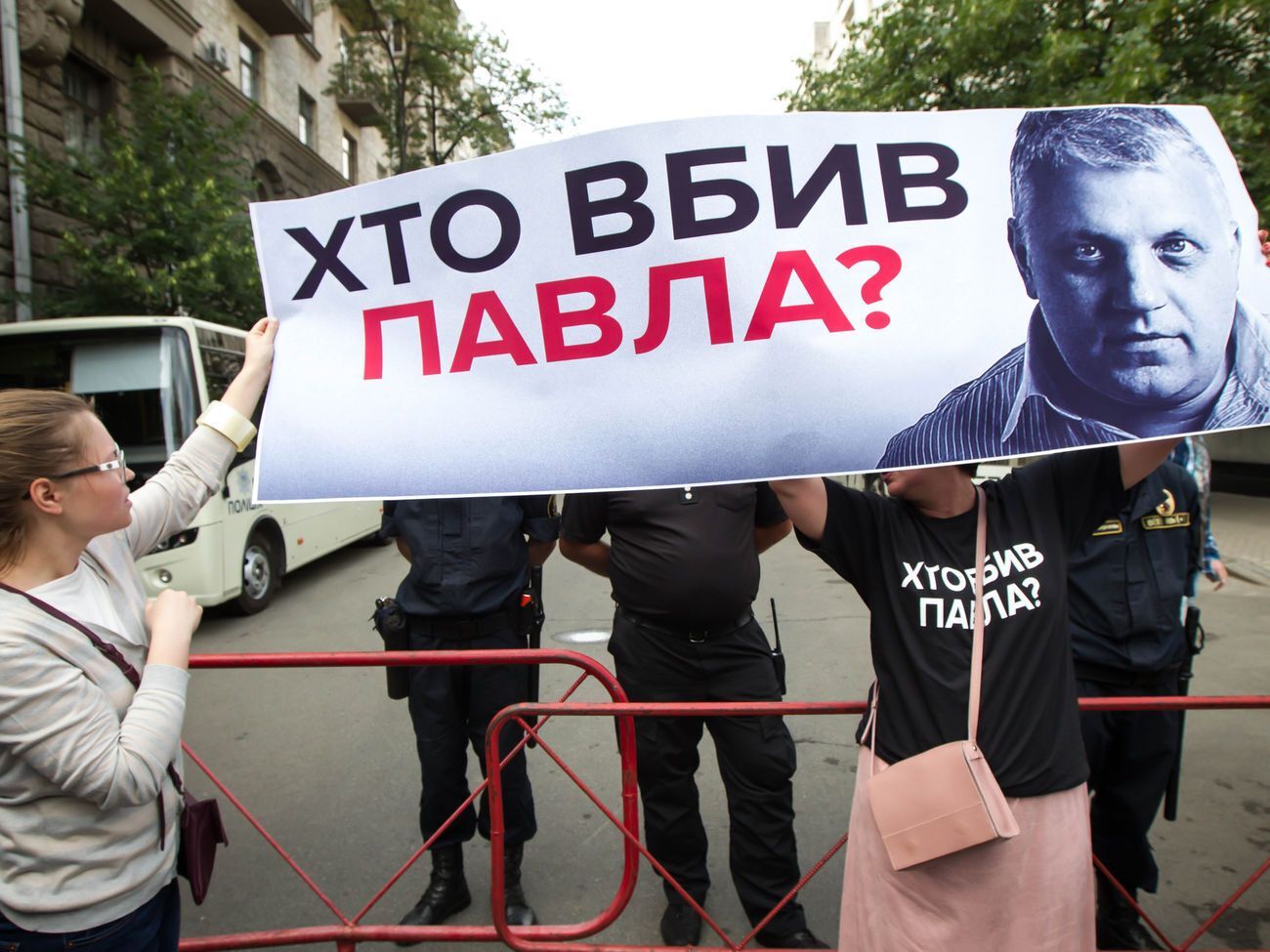 За убийство Шеремета судят военную медсестру, музыканта и детского хирурга; тем временем в СМИ появилась альтернативная версия событий