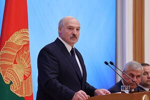 Лукашенко принес присягу на белорусском языке, положив руку на конституцию страны