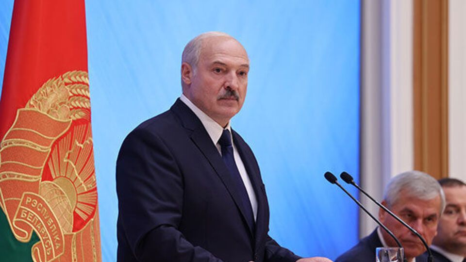 Лукашенко склав присягу білоруською мовою, поклавши руку на конституцію країни