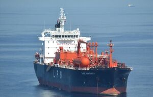 "Витязь" провел к причалу в порту Южный первое судно – танкер Gaz Serenity (на фото)