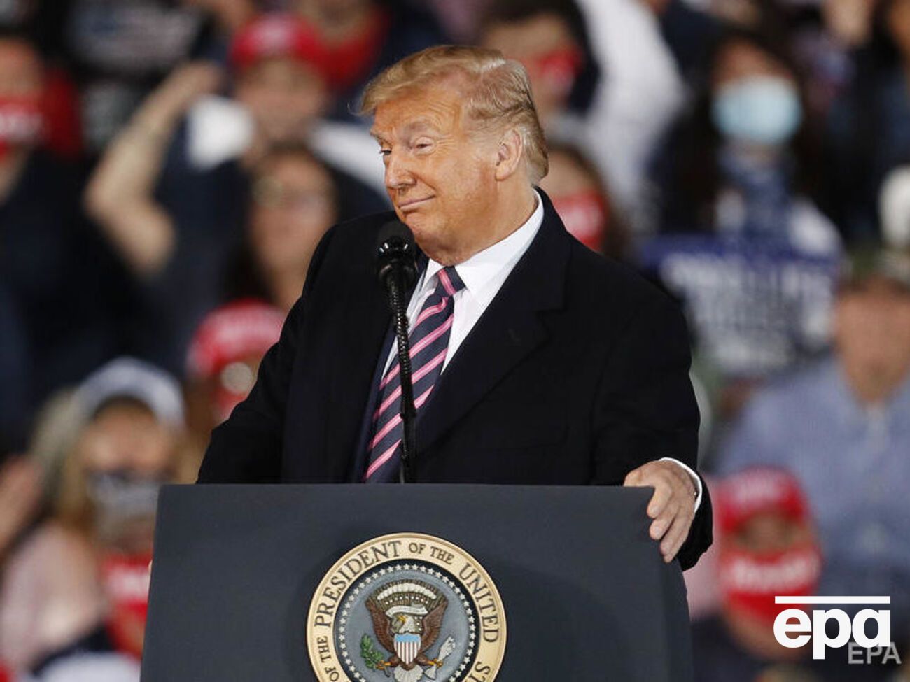 Трамп, "безумовно, згоден випробувати" американську вакцину, розповіла Макенані