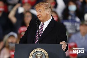 Трамп, "безумовно, згоден випробувати" американську вакцину, розповіла Макенані