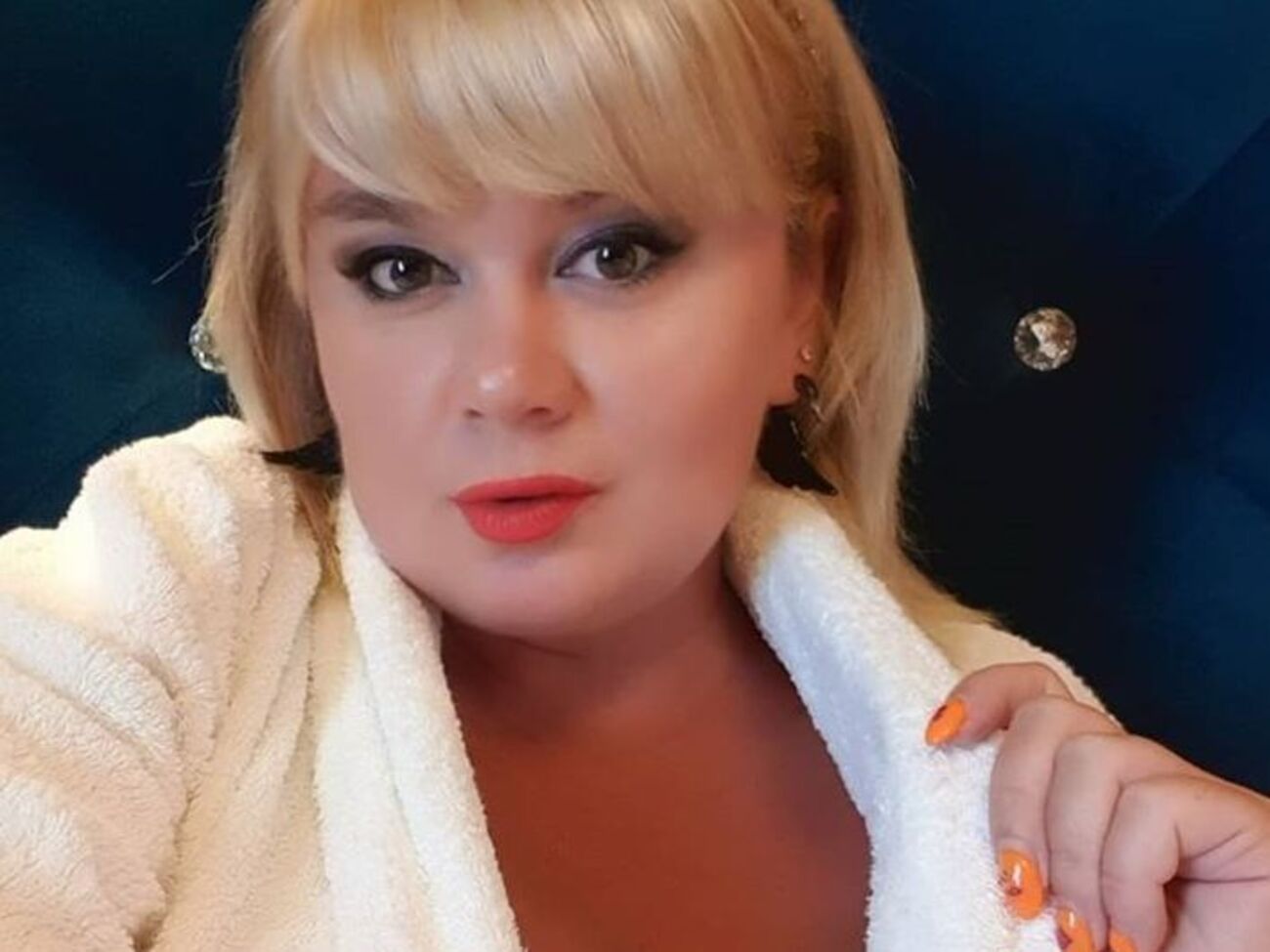 Кузнєцова влаштувала фотосесію в готельному номері