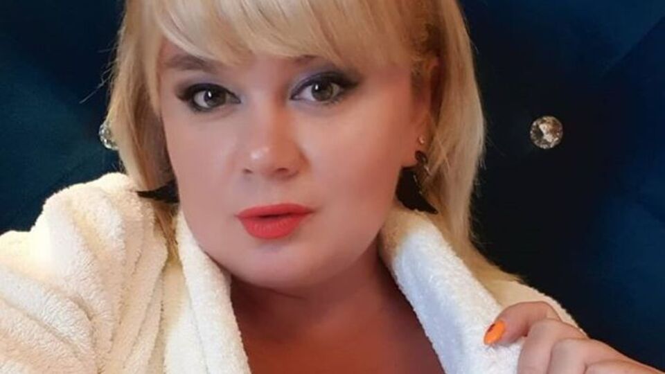 Кузнецова устроила фотосессию в гостиничном номере