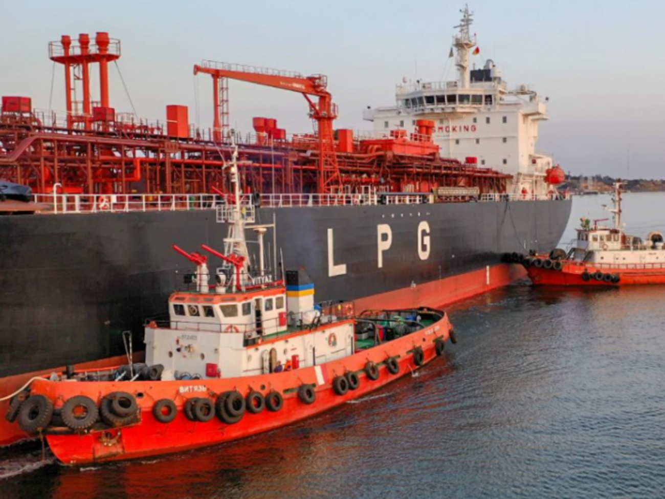 Агентство УНИАН опубликовало фото швартовки танкера в порту