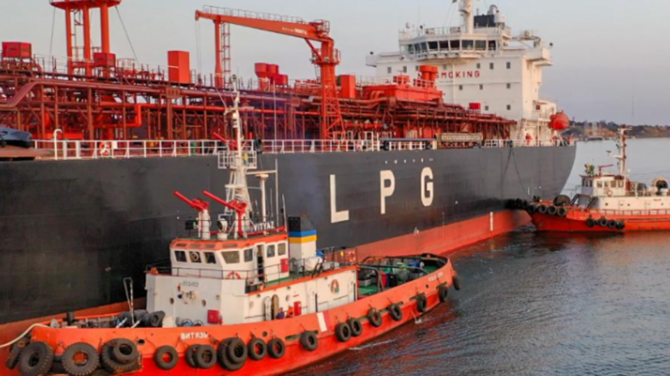 Агентство УНІАН опублікувало фото швартування танкера в порту