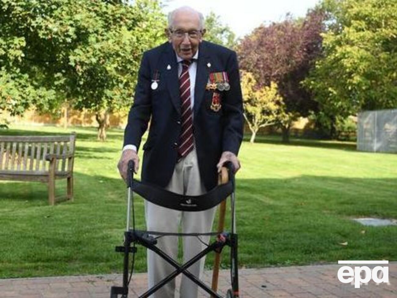 Мур считает, что в кино его образ мог бы воплотить Хопкинс