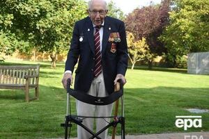 Мур считает, что в кино его образ мог бы воплотить Хопкинс