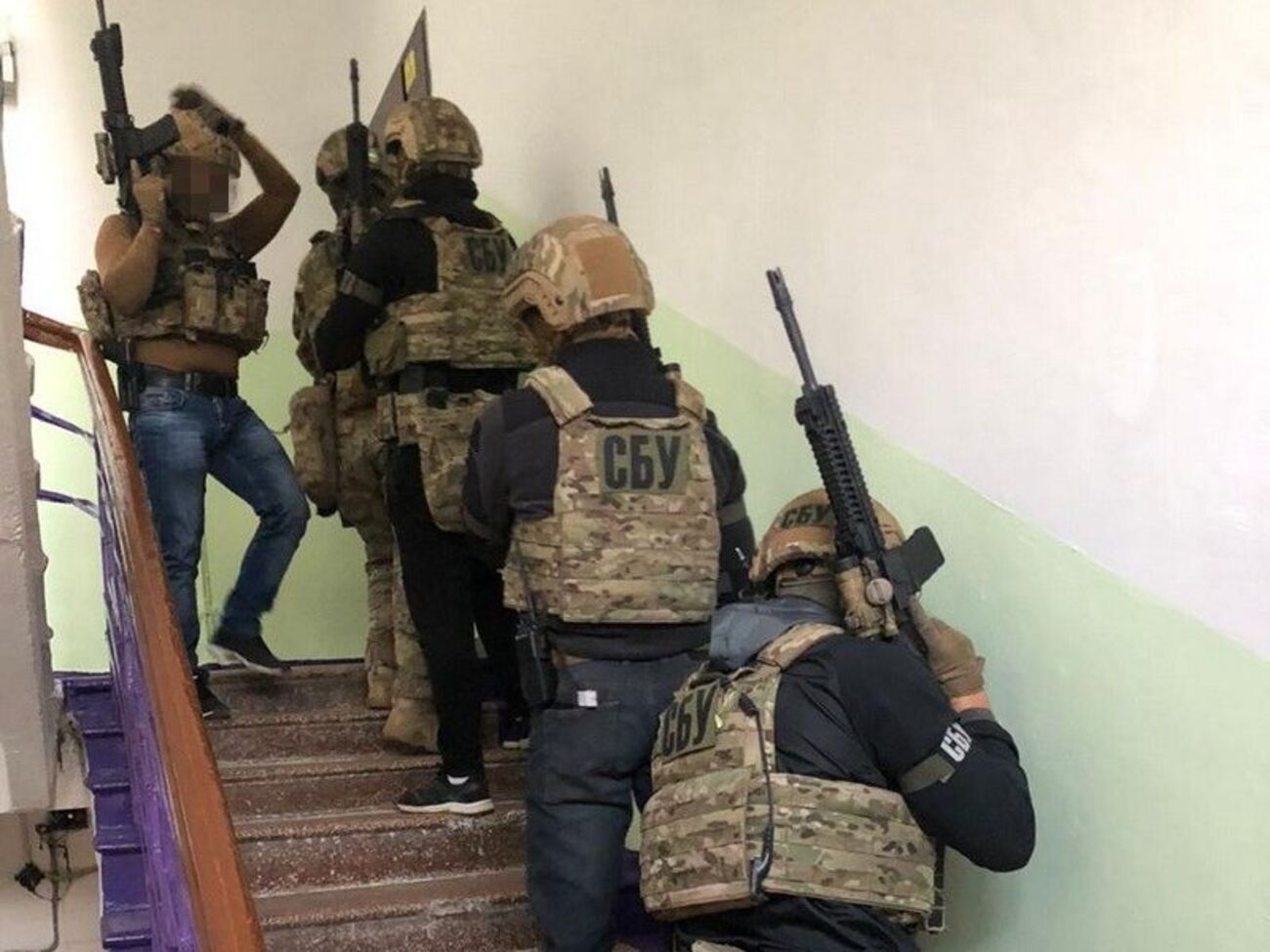 Оперативники спецслужбы задержали следователя СБУ в собственной квартире