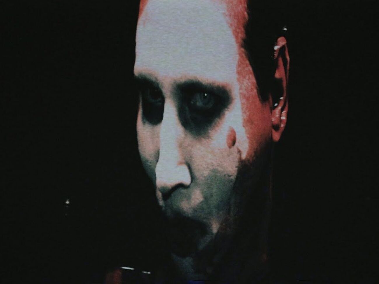 В новом клипе Мэнсон получает ножевое ранение