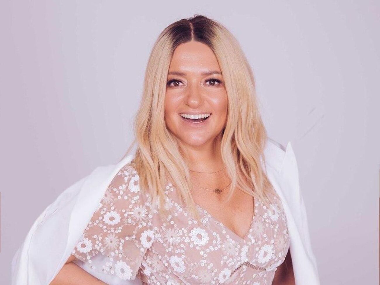 Могилевская:&nbsp;Как вы думаете, должен ли мужчина подавать женщине руку, когда она выходит из автомобиля?&nbsp;