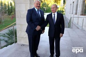 Путин (справа) был в числе лидеров, которые первыми поздравили Лукашенко с победой на выборах