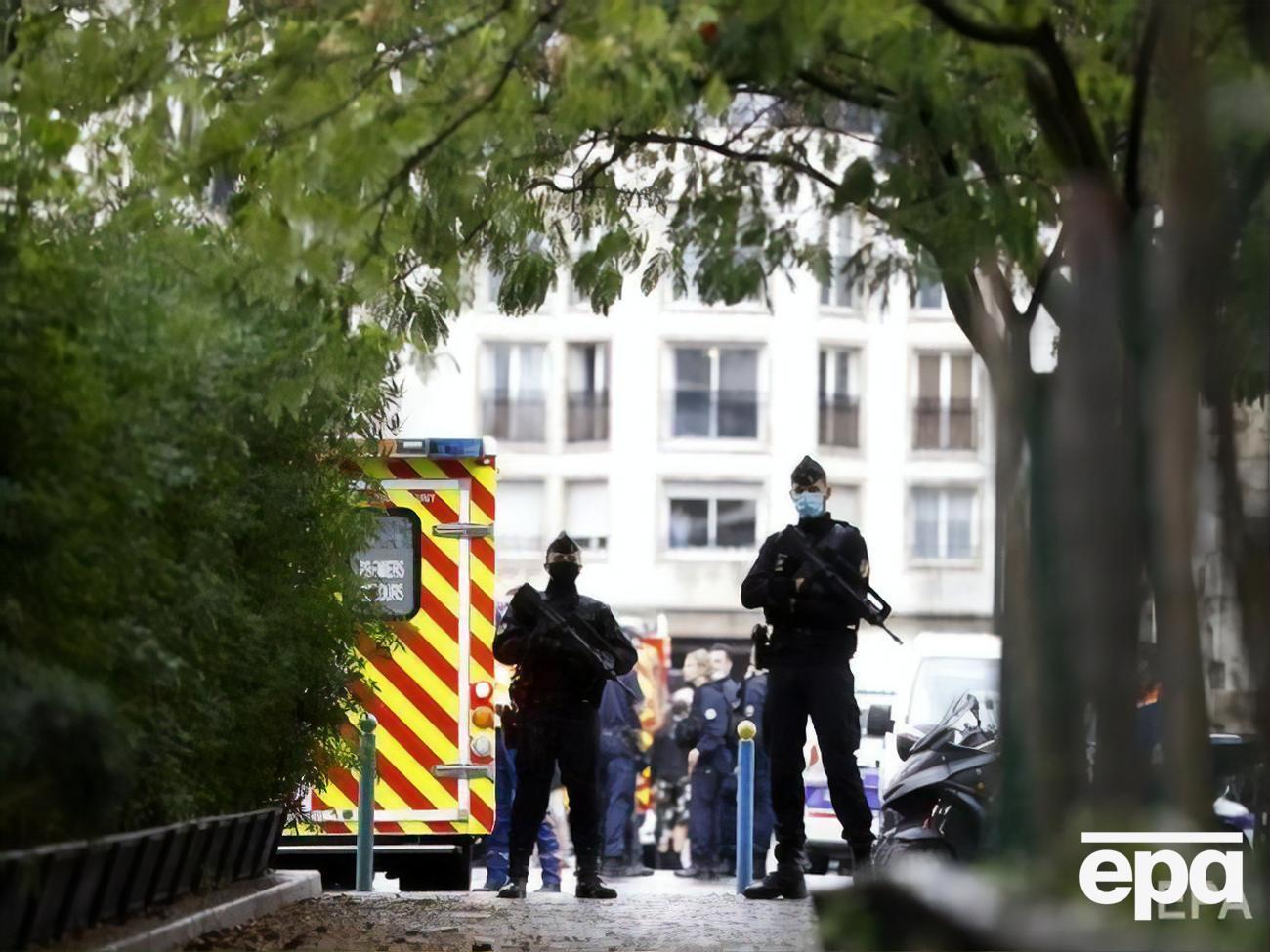 Французская полиция охраняет территорию возле бывшей редакции Charlie Hebdo в Париже, где нападающий с мачете ранил нескольких людей