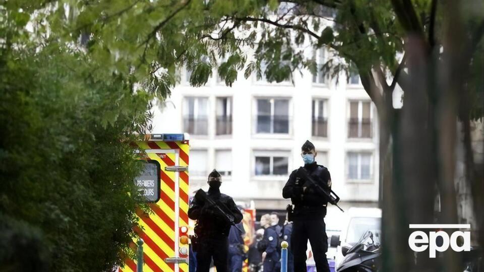 Французская полиция охраняет территорию возле бывшей редакции Charlie Hebdo в Париже, где нападающий с мачете ранил нескольких людей