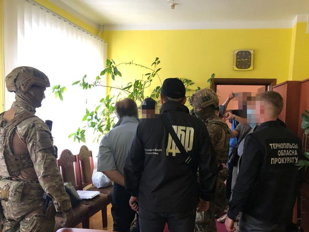 Керівника податкової інспекції затримали в його службовому кабінеті