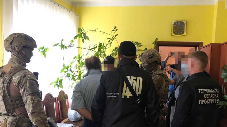 Керівника податкової інспекції затримали в його службовому кабінеті