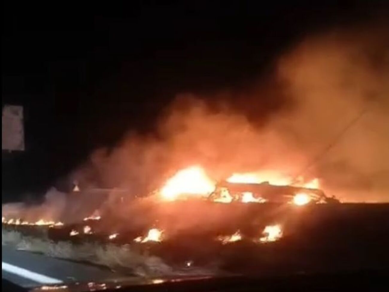 Самолет после падения загорелся