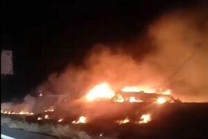 Літак після падіння загорівся