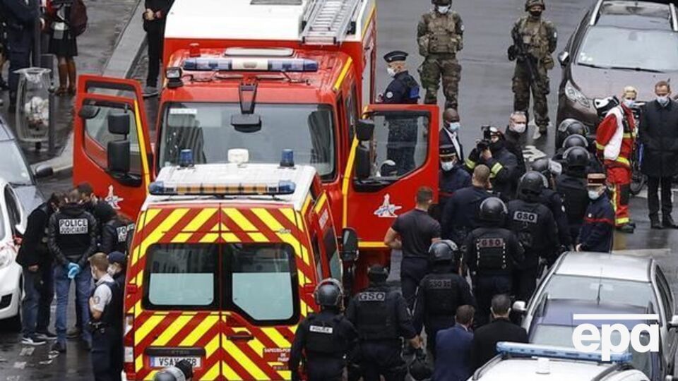 Мотиви нападу людини з ножем на перехожих біля колишнього офісу Charlie Hebdo в Парижі поки невідомі